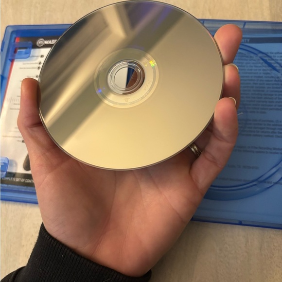 Madden NFL 19 for PS4 - Black and Yellow - Picture 3 of 4